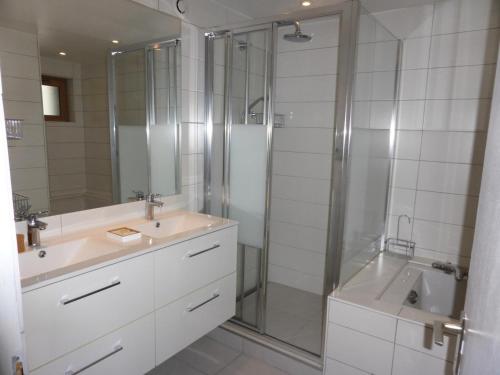une salle de bain avec une douche en verre et un lavabo dans l'établissement Résidence Le Grand Refuge - Le Grand Refuge 3 MAE-3964, aux Contamines-Montjoie