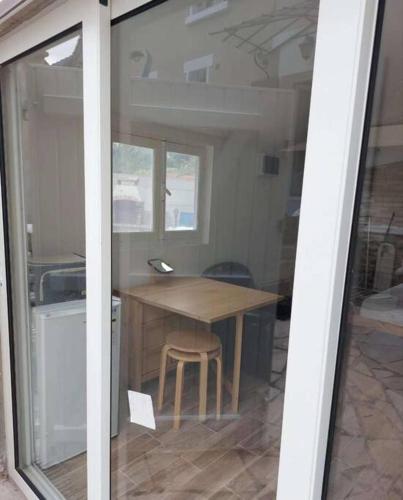 Cette chambre dispose d'une table et d'une chaise en bois. dans l'établissement Brand new studio with garden, easy access to Paris, à Sartrouville