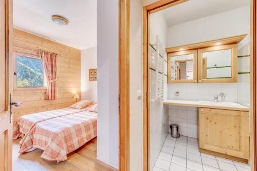 une chambre avec un lit et un lavabo dans l'établissement Résidence Les Alpages - 3 Pièces pour 6 Personnes MAE-7284, à Champagny-en-Vanoise