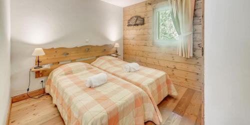 une chambre avec un lit avec deux serviettes dessus dans l'établissement Résidence Les Alpages - 3 Pièces pour 6 Personnes MAE-7304, à Champagny-en-Vanoise