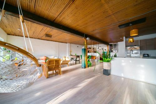 a kitchen and living room with a wooden ceiling at Le Loft Audrey in Quebec City