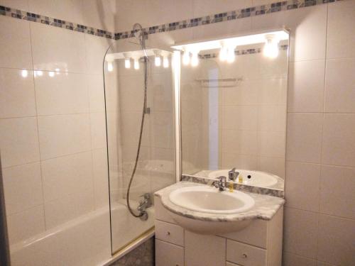 La salle de bains blanche est pourvue d'un lavabo et d'une douche. dans l'établissement Résidence Pic Du Midi - 2 Pièces pour 4 Personnes 664, à La Mongie