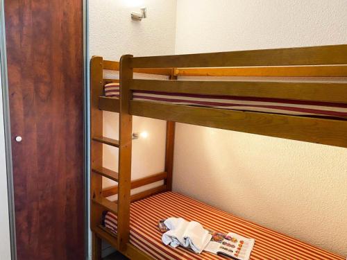 a bunk bed with towels on the bottom bunk at Résidence Pic Du Midi - Apt n°9 - 1er Etage - Bâtiment Adour MAE-8714 in La Mongie