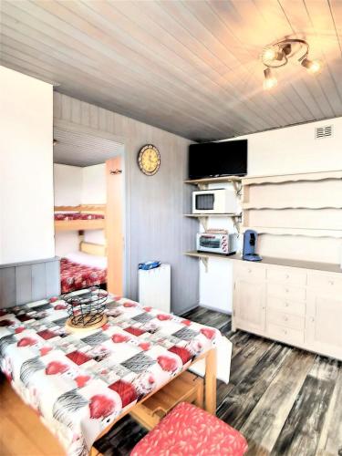 une chambre avec un lit et une horloge au mur dans l'établissement Résidence Vanguard - APPARTEMENT 2 PIECES 5 PERSONNES MAE-3704, à Villarembert