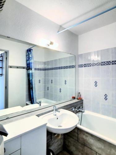 une salle de bain blanche avec un lavabo et une baignoire dans l'établissement Résidence Vanguard - APPARTEMENT 2 PIECES 5 PERSONNES MAE-3704, à Villarembert