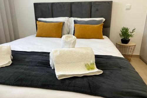 a bed with two towels on top of it at Amar a Costa in Costa de Lavos