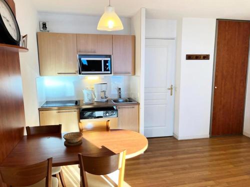 une cuisine avec une table et une salle à manger dans l'établissement Résidence Pic Du Midi - Apt n°84 - 2eme Etage - Bâtiment DESMAN2 MAE-8724, à La Mongie