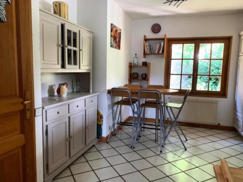 une cuisine avec une table et des chaises dans l'établissement Chalet Mollaz - Mollaz 2 MAE-8074, à Saint-Gervais-les-Bains