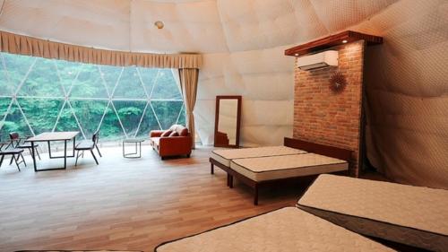 salon z dużym oknem i kanapą w obiekcie Riverside Glamping Nuts - Vacation STAY 84738v w mieście Komono