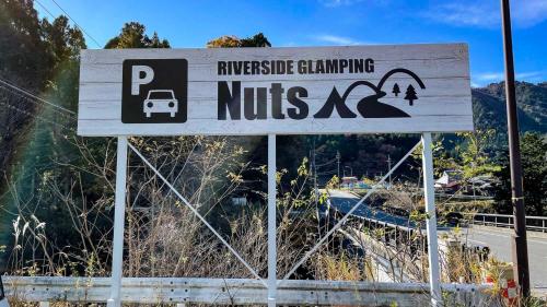 un panneau indiquant que le saysurance monte sur une autoroute dans l'établissement Riverside Glamping Nuts - Vacation STAY 84738v, à Komono