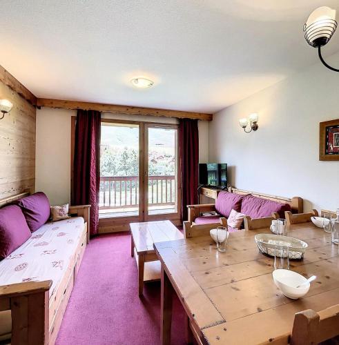 un salon avec une table et un canapé dans l'établissement Résidence L'ecrin Des Sybelles - APPARTEMENT 3 PIECES 6 PERS AVEC PARKING PRIVE MAE-0004, à La Toussuire
