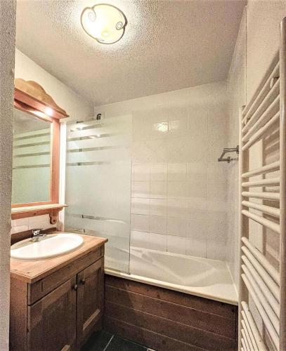 une salle de bain avec une baignoire, un lavabo et une douche dans l'établissement Résidence L'ecrin Des Sybelles - APPARTEMENT 3 PIECES 6 PERS AVEC PARKING PRIVE MAE-0004, à La Toussuire