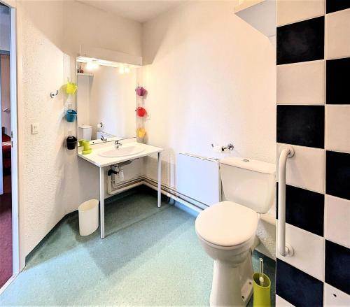 une salle de bain avec des toilettes blanches et un lavabo dans l'établissement Résidence Pistes - Appartement PMR 6 pers Magnifique Vue Vallee MAE-1254, à Villarembert