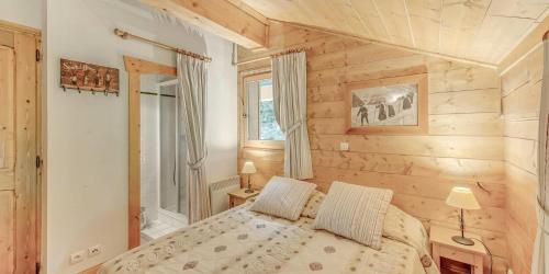 une petite chambre avec un lit et une fenêtre dans l'établissement Résidence Les Alpages - 3 Pièces pour 8 Personnes MAE-4274, à Champagny-en-Vanoise