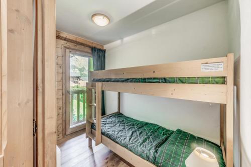 - une chambre avec 2 lits superposés dans une petite maison dans l'établissement Résidence Les Alpages - 3 Pièces pour 8 Personnes MAE-4284, à Champagny-en-Vanoise