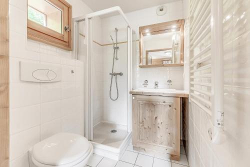 une salle de bain blanche avec douche et toilettes dans l'établissement Résidence Les Alpages - 3 Pièces pour 8 Personnes MAE-4284, à Champagny-en-Vanoise