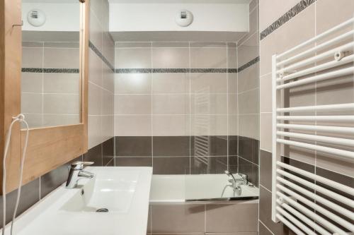 une salle de bain avec un lavabo et un miroir dans l'établissement Résidence Le Chalet des Rennes - maeva Home - Appartement 2 pièces 4 personnes - Sélection MAE-4224, à Vars