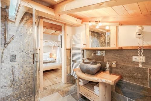 y baño con lavabo y ducha. en Hotel Piz Seteur, en Selva di Val Gardena