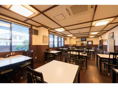 十和田市にあるTowada City Hotel - Vacation STAY 85215vのテーブルと椅子が備わる空のダイニングルーム