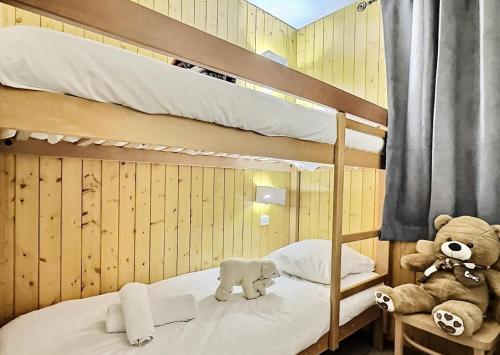 Bunk bed o mga bunk bed sa kuwarto sa Résidence Les Jardins De Val - 3 Pièces pour 6 Personnes 494