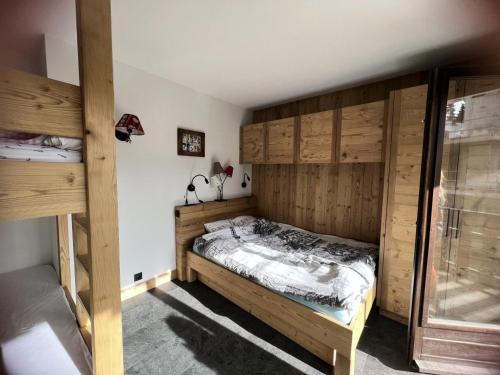 - une chambre avec un lit en bois et des lits superposés dans l'établissement Résidence La Cry - La Cry 13 MAE-5604, à Combloux