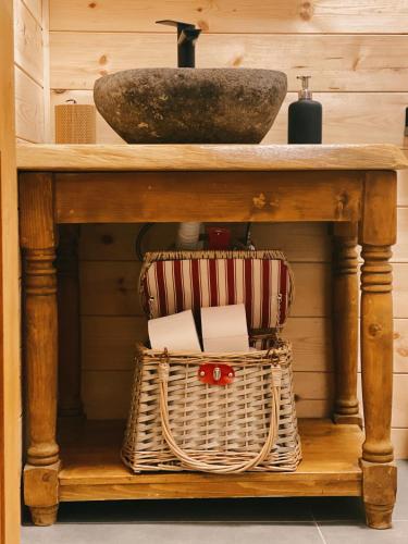 a table with a basket and a bowl on top at Green Cottage in Râşnov