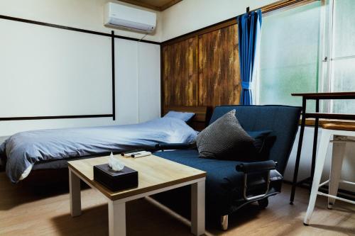 una camera con letto, tavolo e sedia di Atami-Ajironokaze - Vacation STAY 87959v ad Atami