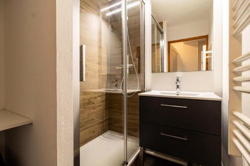 une salle de bain avec douche et lavabo dans l'établissement Résidence Les Hauts De Preclaux - Appartement chaleureux au coeur des Orres 1800 MAE-5964, aux Orres