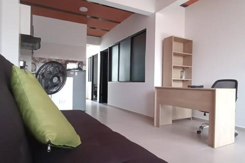Habitación con escritorio, mesa y sofá. en Hermoso apartamento en Lérida., en Lérida