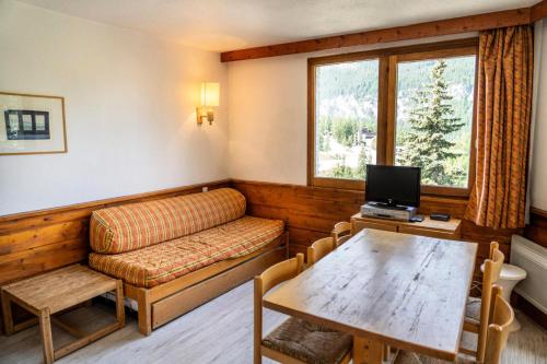 un salon avec un canapé et une table dans l'établissement Résidence Le Belvedere - Appartement 2 pièces au coeur des Orres 1650 MAE-5994, aux Orres