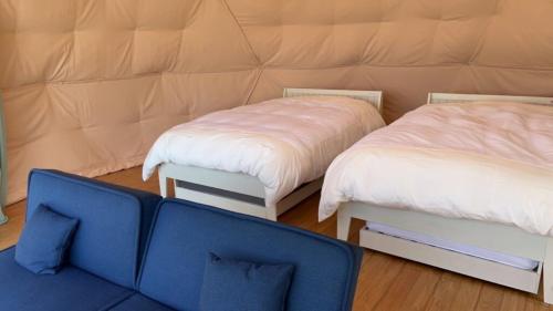 pokój z 2 łóżkami i kanapą w obiekcie Basecamp Haru - Vacation STAY 91967v w mieście Shibukawa
