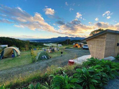 grupa namiotów na polu z grupą ludzi w obiekcie Basecamp Haru - Vacation STAY 91967v w mieście Shibukawa