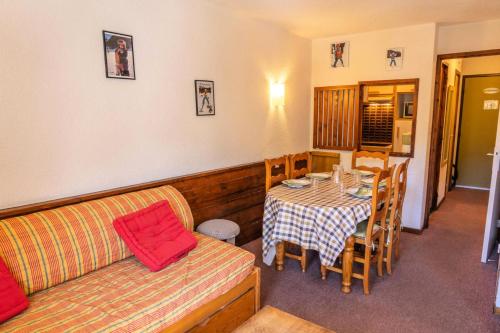 Cette chambre comprend une table, un canapé, une table et des chaises. dans l'établissement Résidence Le Belvedere - Studio coin nuit au coeur des Orres 1650 MAE-6084, aux Orres