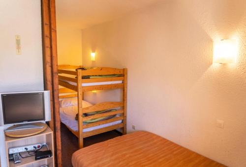 Cette petite chambre comprend des lits superposés et une télévision. dans l'établissement Résidence Le Belvedere - Studio coin nuit au coeur des Orres 1650 MAE-6084, aux Orres