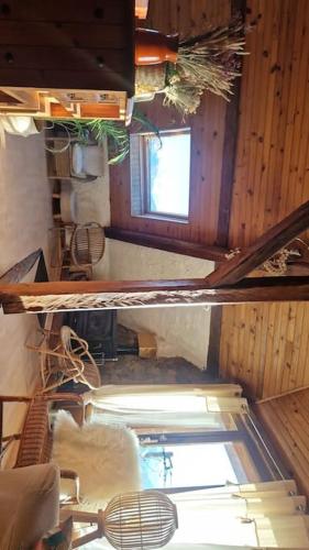 - une vue sur la cuisine et une fenêtre dans l'établissement Maison atypique au grand charme, à Embrun