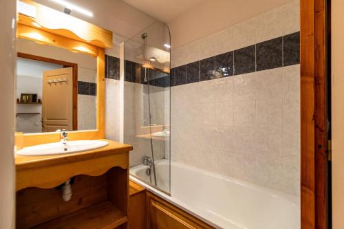 une salle de bain avec un lavabo, une baignoire et une douche dans l'établissement Résidence Les Hauts De Preclaux - Appartement chaleureux au coeur de la station. MAE-6164, aux Orres