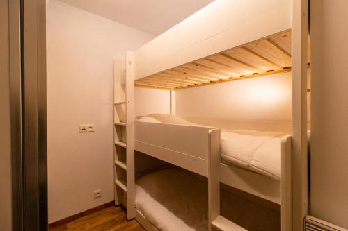 - deux lits superposés dans une petite chambre dans l'établissement Résidence Les Hauts De Preclaux - Appartement chaleureux au coeur de la station MAE-6194, aux Orres