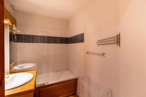 une salle de bain avec un lavabo, une baignoire et des toilettes dans l'établissement Résidence Les Hauts De Preclaux - Appartement 2 pièces au coeur des Orres 1800. MAE-6214, aux Orres