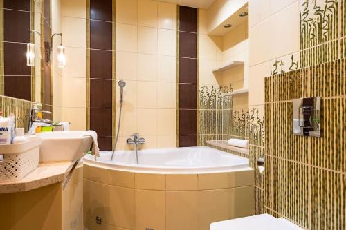 a bathroom with a tub and a sink at Apartament Rodzinny dla 6 osób - funkcjonalny - Space Apart in Jelenia Góra