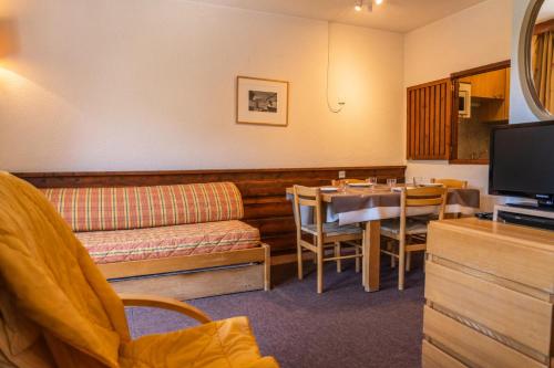 - une salle d'attente avec une table et un canapé dans l'établissement Résidence Le Belvedere - Studio coin nuit au coeur des Orres 1650 MAE-6264, aux Orres