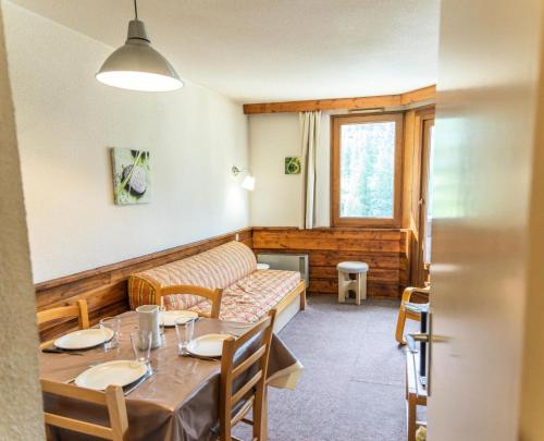 une salle à manger avec une table et un canapé dans l'établissement Résidence Le Belvedere - Studio coin montagne au coeur des Orres 1650 MAE-6324, aux Orres