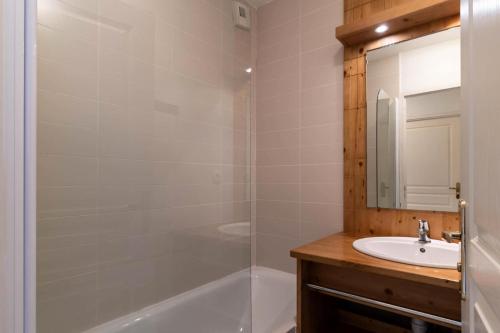 bagno con vasca, lavandino e doccia di Résidence Le Balcon Des Airelles - 2 Pièces pour 4 Personnes 334 a Les Orres