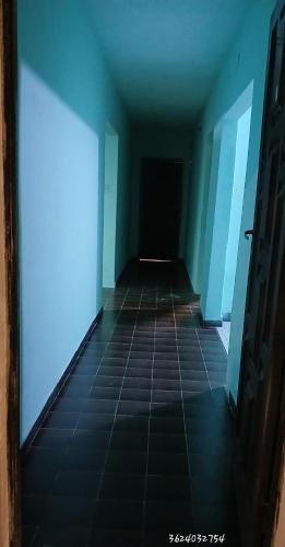 un couloir vide avec des murs bleus et du carrelage. dans l'établissement Mburucuya casa, à Mburucuyá