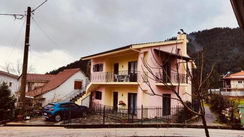 um carro azul estacionado em frente a uma casa em Villa Athamanio - Suite em Athamanio