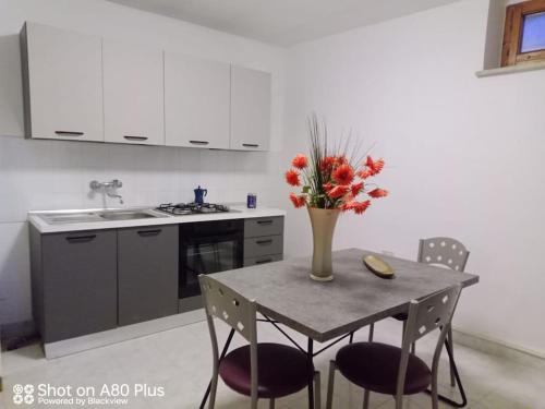 Cuisine ou kitchenette dans l'établissement Appartamento in campagna+giardino+posto auto free