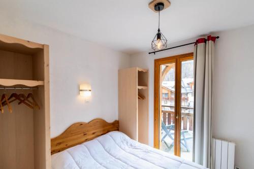 a bedroom with a bed and a window at Résidence Le Balcon Des Airelles - 2 Pièces pour 4 Personnes 364 in Les Orres