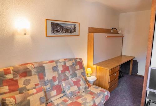 un salon avec un canapé et un bureau dans l'établissement Résidence Le Belvedere - Studio coin montagne au coeur des Orres 1650 MAE-6384, aux Orres