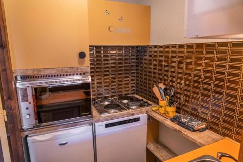 Il comprend une petite cuisine équipée d'une cuisinière et d'un réfrigérateur. dans l'établissement Résidence Le Belvedere - Studio coin montagne au coeur des Orres 1650 MAE-6384, aux Orres