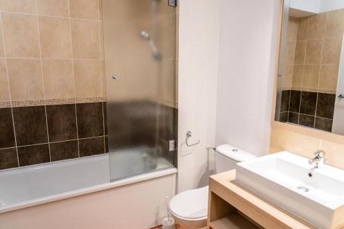 une salle de bain avec une douche, des toilettes et un lavabo dans l'établissement Résidence Les Terrasses Du Soleil D'or - Appartement calme au pied des pistes MAE-6434, aux Orres