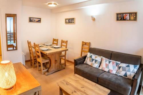 un salon avec un canapé et une table dans l'établissement Résidence Le Parc Des Airelles - Appartement au coeur des Orres 1800 MAE-6454, aux Orres